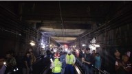 Caminan usuarios por vías durante desalojo de tren del Metro en Línea 2 VIDEOS