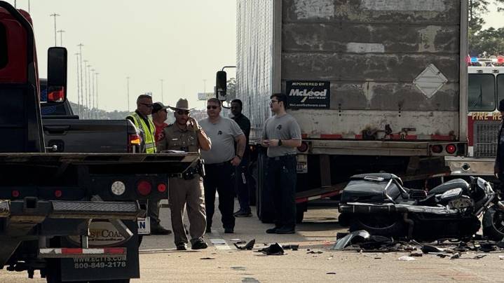 Motorcyclist dies after crashing into 18-wheeler on Interstate 10 in Rose City