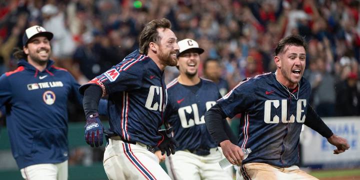 Steven Kwan hits sacrifice fly in 9th to lift the Guardians past the Mariners, 5