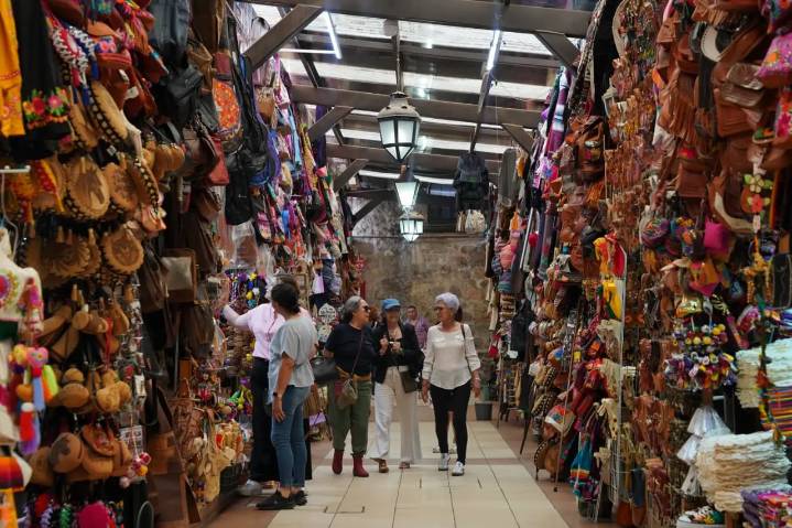 Un estacionamiento impulsaría ventas: comerciantes del Mercado de Dulces