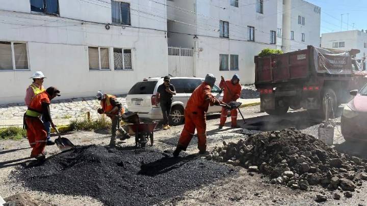 Ayuntamiento de Puebla atiende vialidades y calles de La Margarita con programa de bacheo