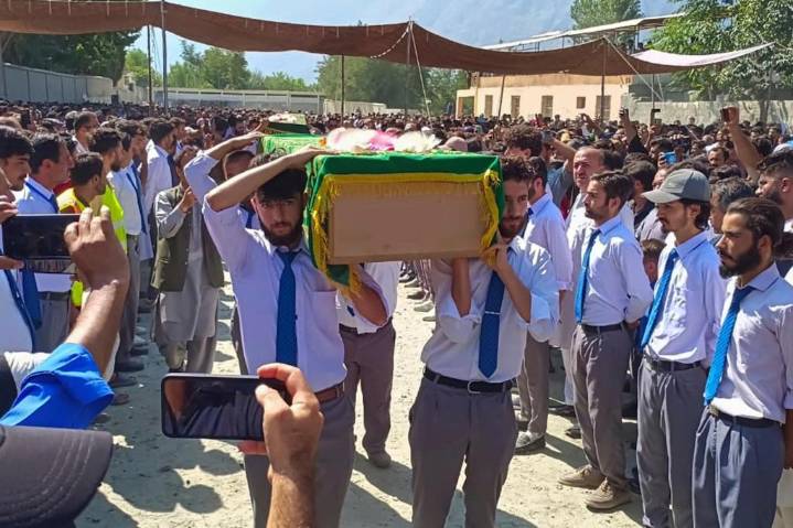 Deslave masivo mata a 7 voluntarios que reparaban daños por inundaciones en el norte de Pakistán