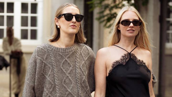 Suéteres elegantes para otoño 2025 que combinan con jeans en tendencia y pantalones anchos