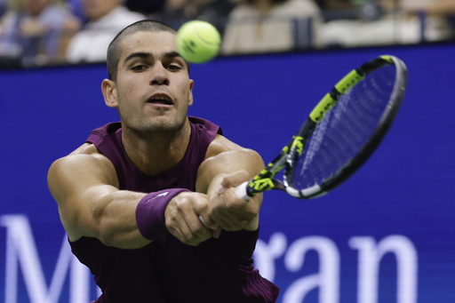 Con su corte de pelo accidental, Carlos Alcaraz gana sin despeinarse en el US Open