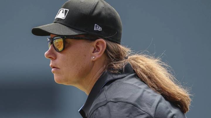 Jen Pawol se convierte en la primera mujer en arbitrar un juego de temporada regular de la MLB