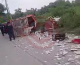 Volcó camioneta con trastes, sillas y mesas