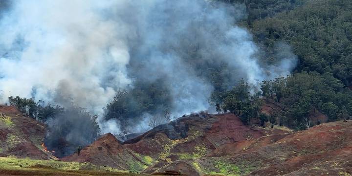 Army battles brush fire at Schofield Barracks