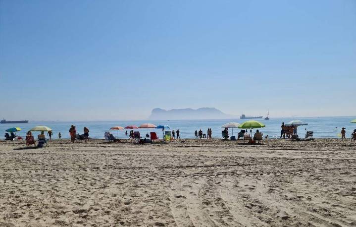 Salvan la vida a un bebé que se atragantó con una concha en una playa de Algeciras