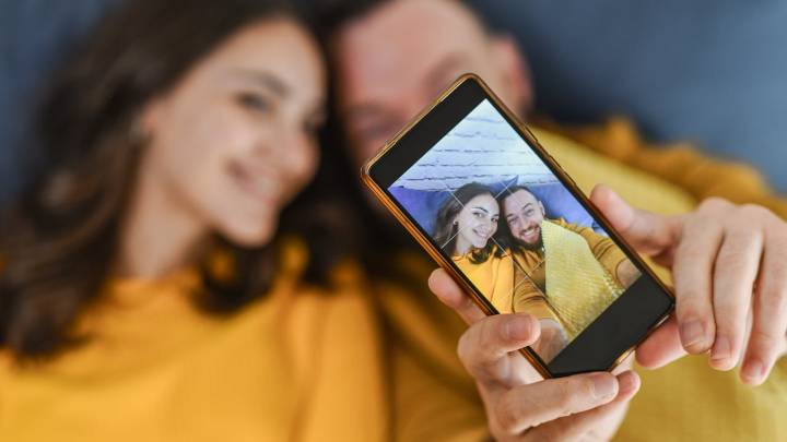 Qué significa que a una persona le guste tomarse muchas fotos con su celular, según la inteligencia artificial