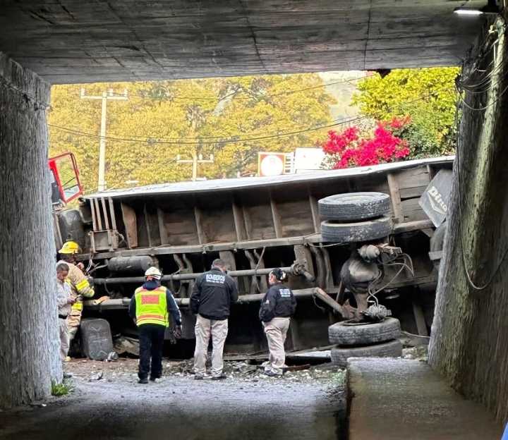 Cae tractocamión cargado con línea blanca de puente en Tepeji