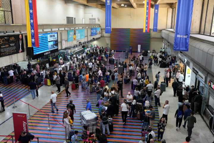 La Casa Blanca insiste a los estadounidenses que no viajen o permanezcan en Venezuela