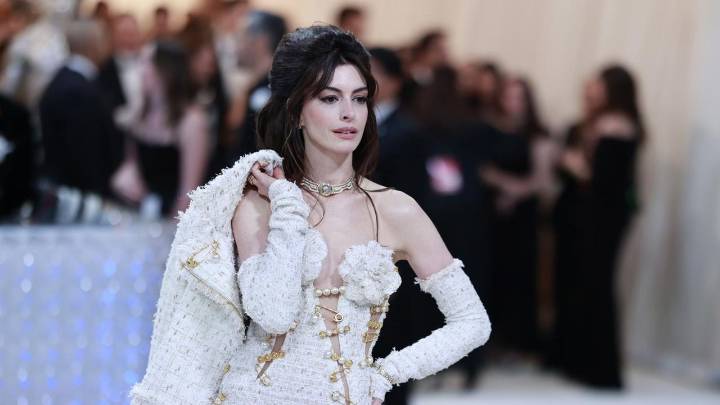 Anne Hathaway sufre una caída en unas escaleras durante las grabaciones de 'El diablo viste a la moda 2'