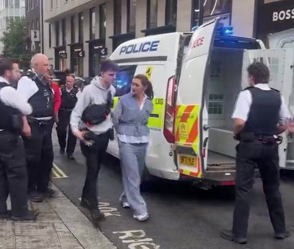 Police swarm Oxford Street to arrest ‘pickpocket gang’ in front of tourists