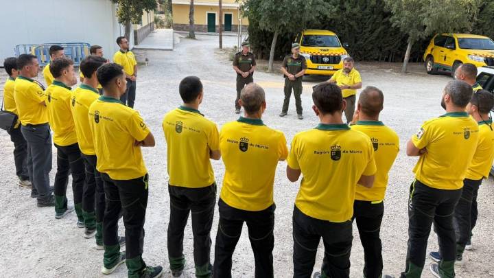Murcia envía un helicóptero, 8 vehículos y 20 efectivos al incendio de Jarilla