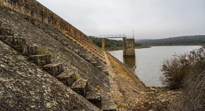 Mayor ahorro y distribución de agua: estas son las mejoras previstas para el embalse de Cornalvo