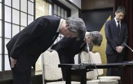 Funcionarios japoneses se disculpan en la tumba de un detenido injustamente que murió de cáncer
