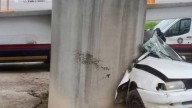Mueren 3 personas tras impactarse vehículo contra un poste