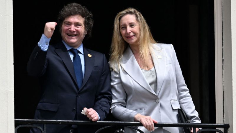 Allanamientos y miles de dólares secuestrados: el escándalo por presunta corrupción que acecha a Karina Milei en Argentina