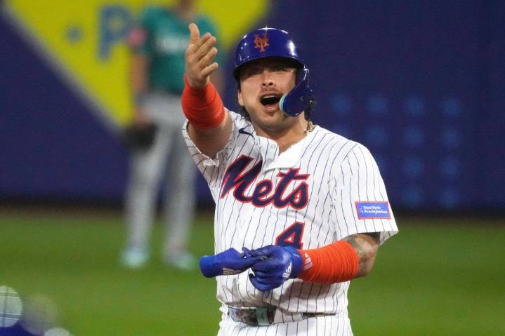 Francisco Alvarez exits Mets game early with hand injury