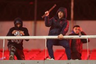 “Masacre”: hinchas de Independiente golpearon hasta el cansancio a fanáticos de la U en plena galería del estadio