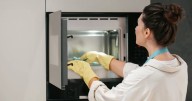 Sencillo truco para dejar el microondas limpio de forma rápida