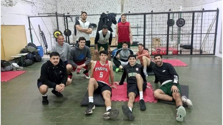 Ciclista quiere dejar su huella en la Liga Provincial de Mayores de básquet