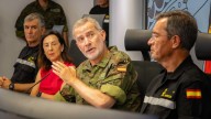 Felipe VI visita el cuartel de la UME para reconocer su labor contra la "voracidad" de los incendios