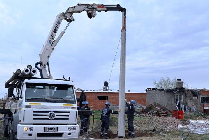 La CPE inició los trabajos de iluminación y tendido eléctrico en el barrio Micaela García