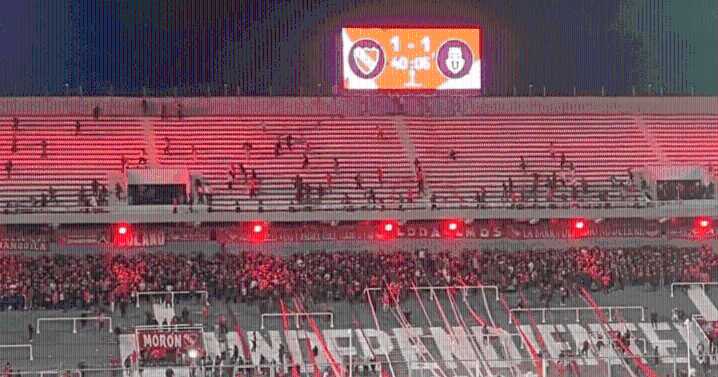 Suspenden U. de Chile vs. Independiente por fuertes enfrentamientos en las tribunas: reportan varios heridos e hinchas detenidos
