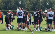 VIDEO: Jugador de la NFL lleva cervezas al campo de entrenamiento; ¿está permitido el consumo de alcohol en las practicas?