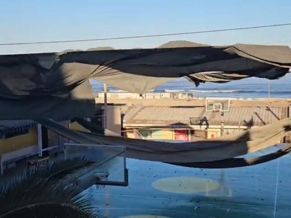 Fuertes vientos provocaron voladura de techos suspensión de clases y otros daños