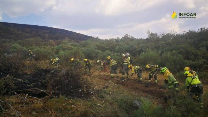 El operativo antiincendios de Aragón culmina las labores de perimetración del incendio de Castilla y León antes de regresar