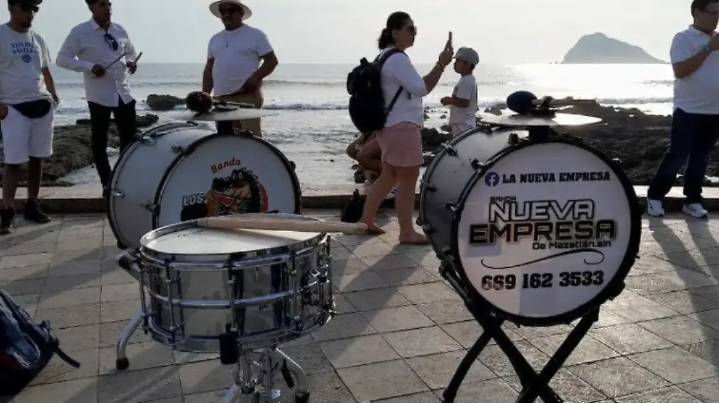 Calles y semáforos, las nuevas opciones de bandas y ‘chirrines’ en Mazatlán