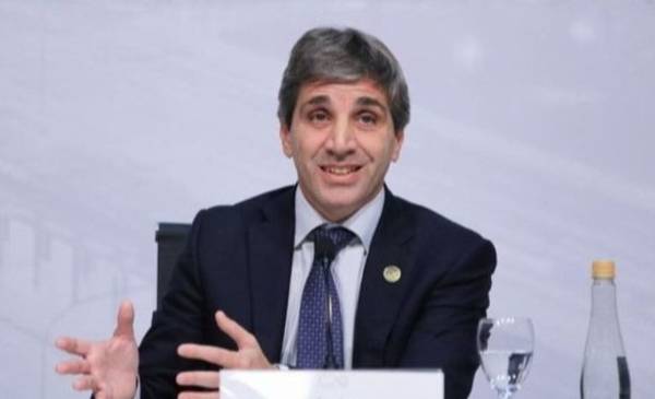 Caputo aprieta a los bancos: sube encajes al límite y lanza licitación de urgencia