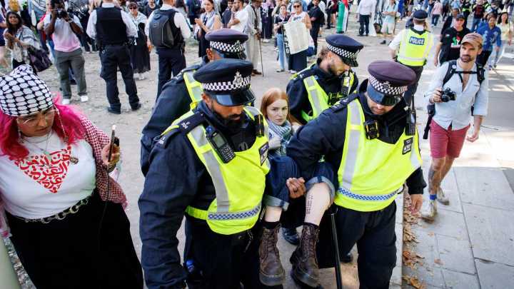 Una multitudinaria protesta contra la ilegalización de Palestine Action deja 365 detenidos en Londres