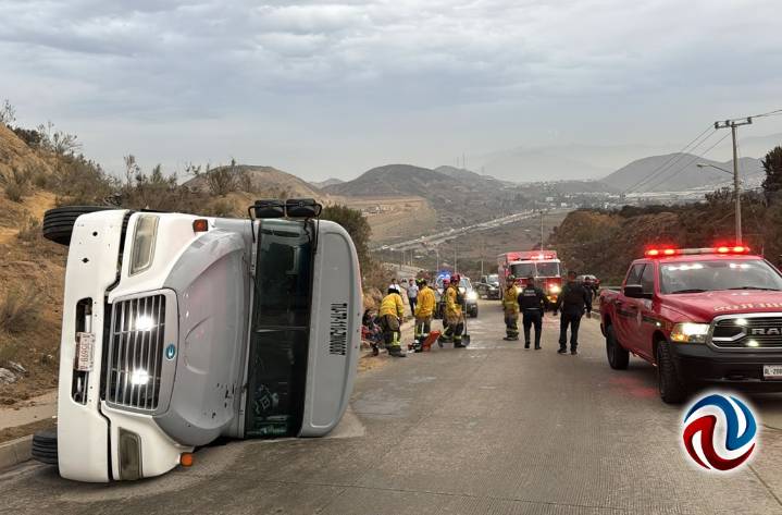 Volcó camión de transporte de personal en Las Delicias