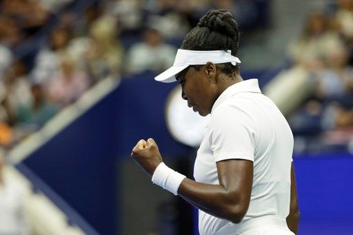 Venus Williams goes to a 3rd set at the US Open in her Grand Slam return after 2 years away