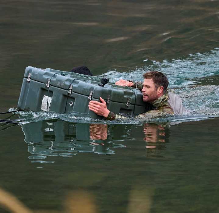 Chris Hemsworth lo da todo en un documental