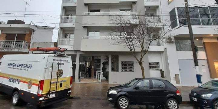 Se desplomó el ascensor de un edificio en La Plata: una mujer quedó atrapada y resultó herida