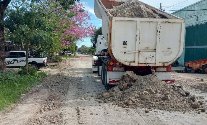 Máquinas y efectivos comunales encararon diversos trabajos de optimización en barrios