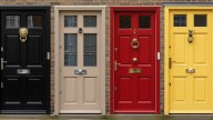 El Feng Shui lo deja claro: de qué color hay que pintar la puerta de casa para tener abundancia