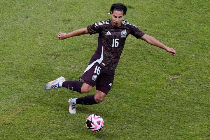 Diego Lainez sueña con llegar al Mundial 2026; la Selección Mexicana tuvo una visita especial