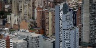 Colombia sorprende: supera a EE. UU. en crecimiento, pero la minería y la vivienda prenden las alarmas