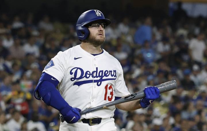 Dodgers’ Max Muncy scratched from lineup with soreness in side