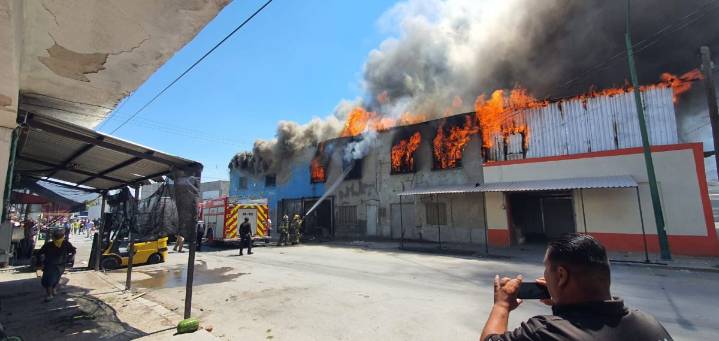 Bomberos combaten incendio en bodega de Santos Degollado y Ramón Rayón