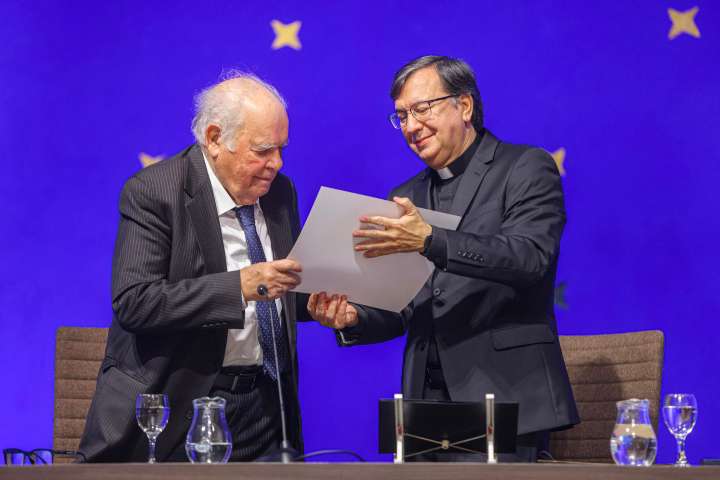Uruguayo Enrique Iglesias recibe título honoris causa con llamado a "defender" los valores