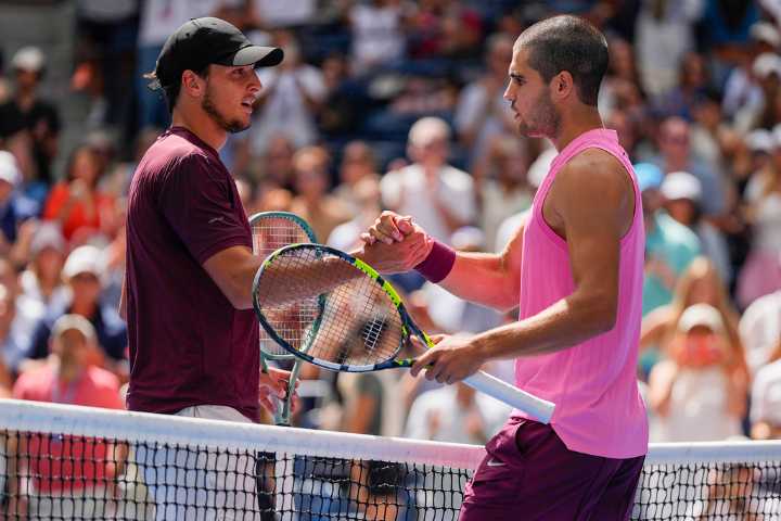 Carlos Alcaraz overcomes knee scare to advance to 4th round of U.S. Open