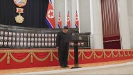 La 'emoción' de Kim Jong-un en el homenaje a sus militares caídos en la guerra de Ucrania: "Me duele el corazón"