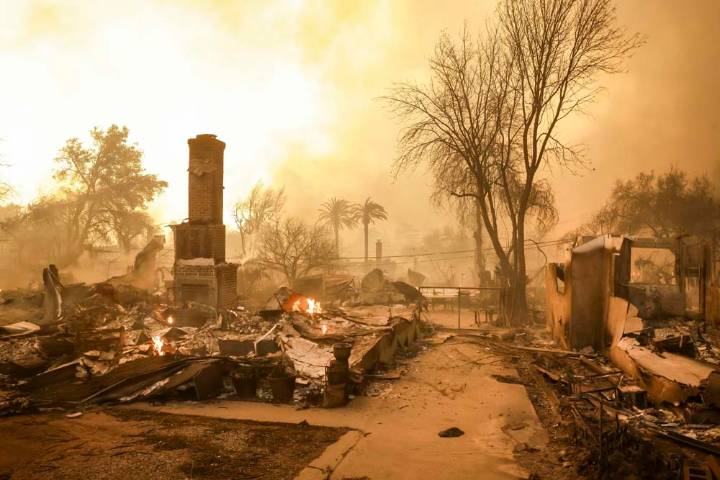 Un incendio al sur de California amenaza viviendas y deja al menos tres heridos