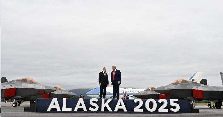 Tierra por paz, amaga Trump a Ucrania tras encuentro con Putin